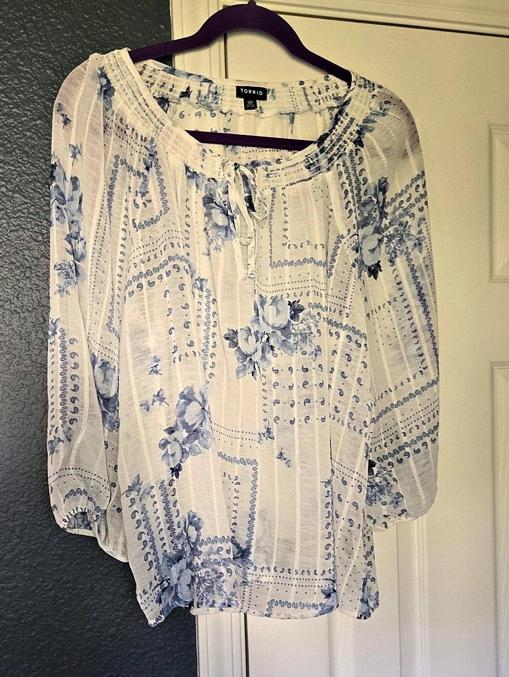 Torrid Floral Blouse in White & Blue Like New And Gorgeous